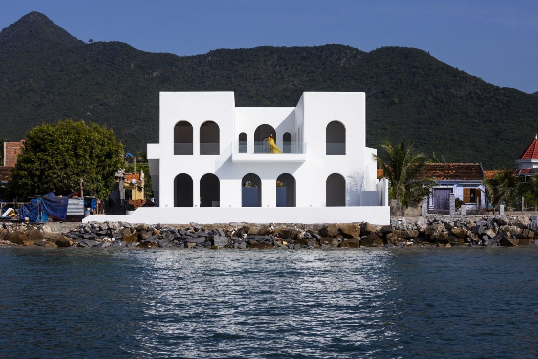 Căn nhà trắng muốt ven biển độc đáo với kiến trúc Santorini tại Ninh Hòa