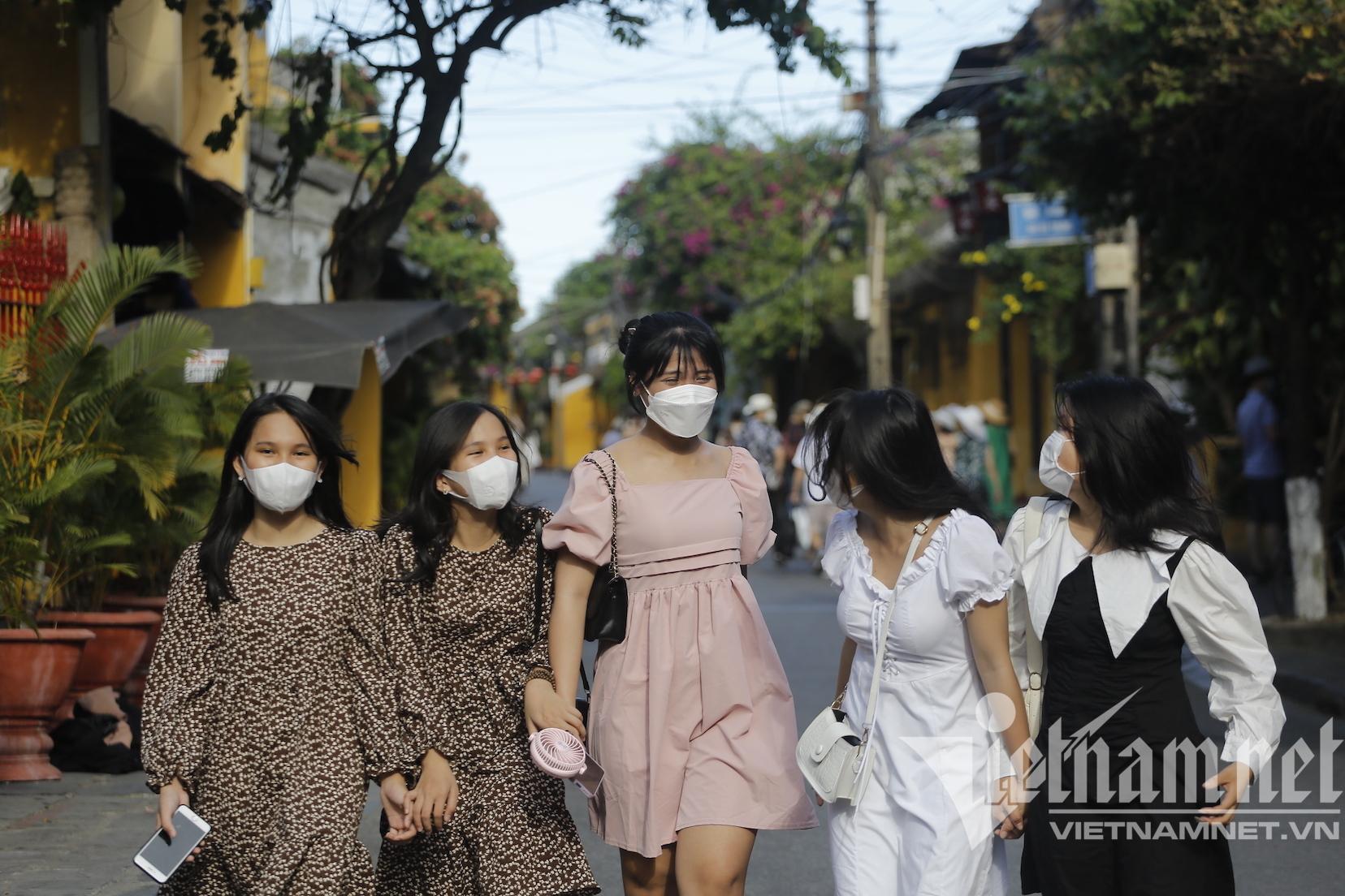 Hội An đông nườm nượp ngày giữa tuần, du khách đổ về đón loạt lễ hội 'siêu hot'